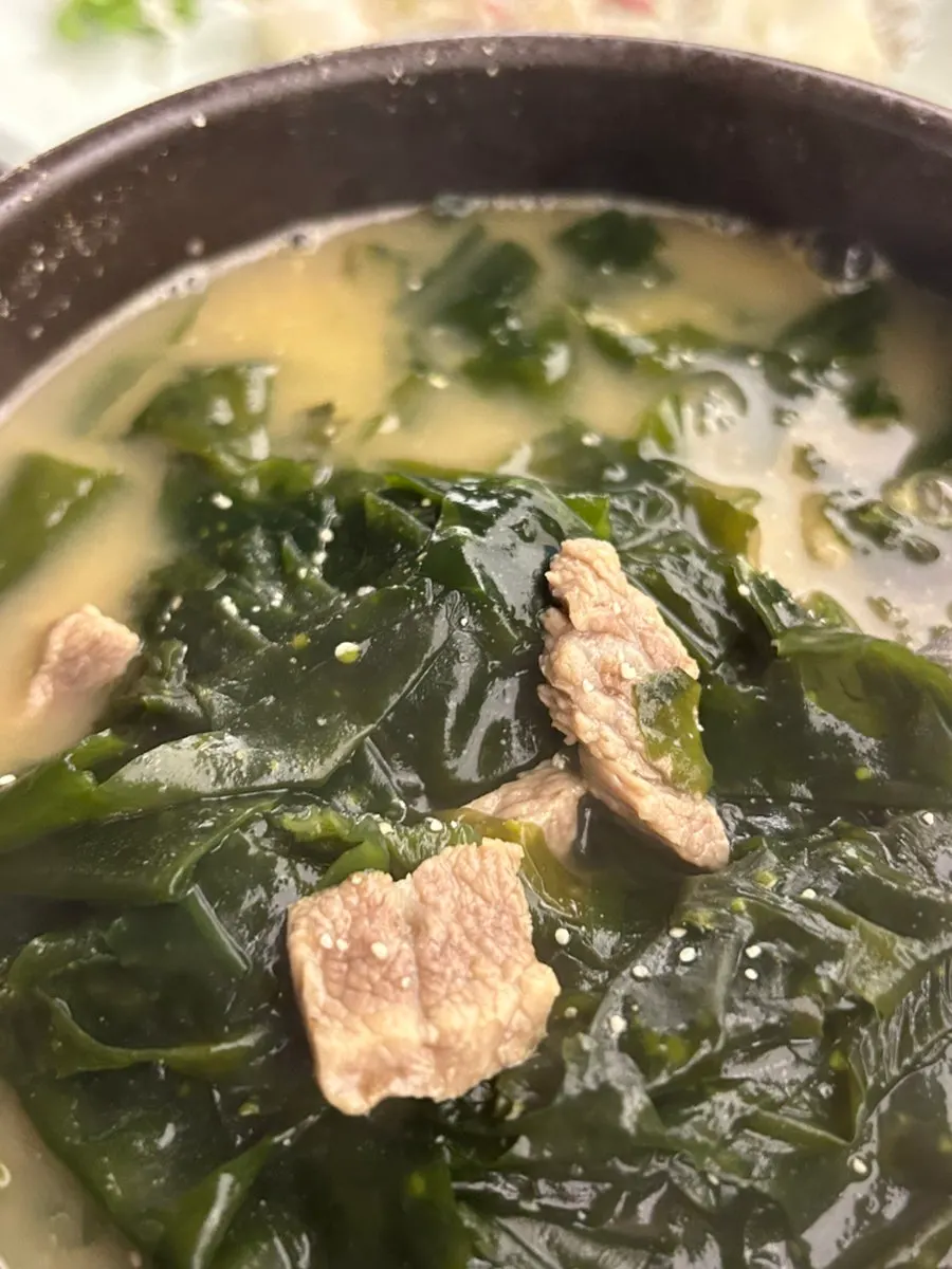 Hijiki rice served with seaweed soup