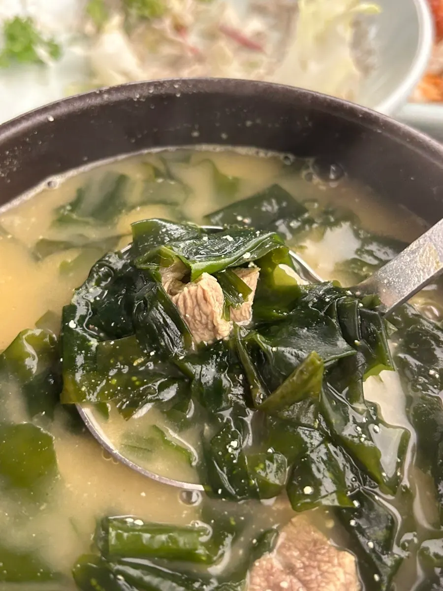 Unlimited-refill bowl of hijiki rice