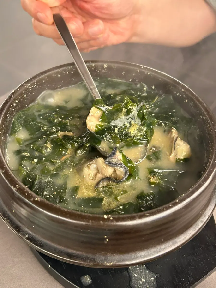 Seaweed soup with flounder flesh