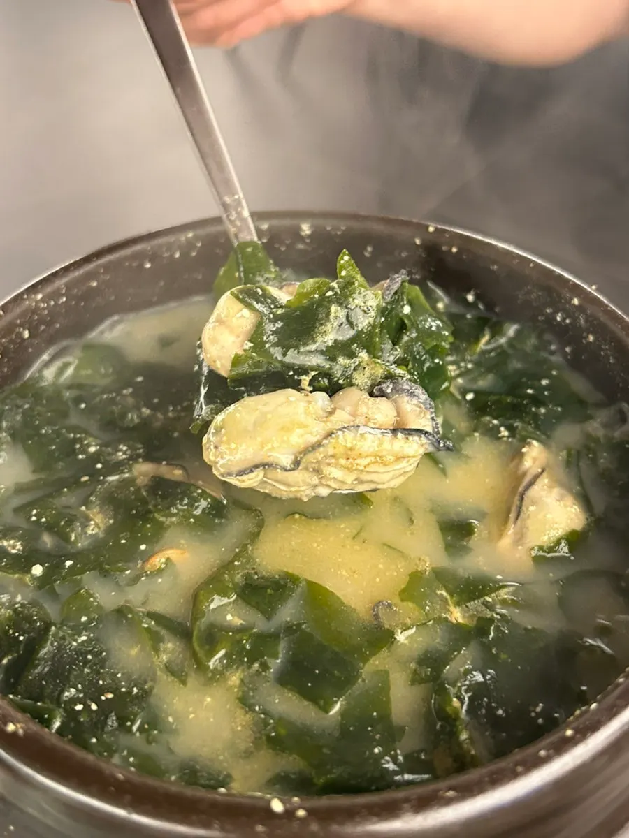 Seaweed soup with oysters