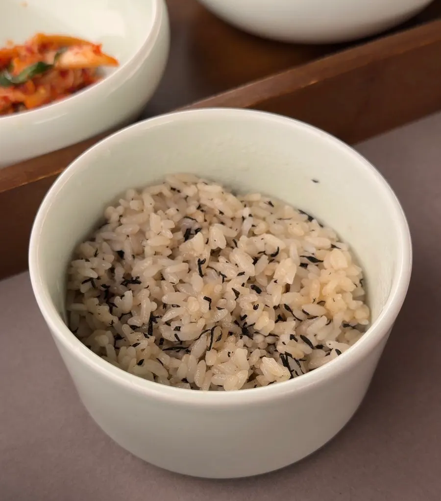 Seaweed-scented rice paired with seaweed soup