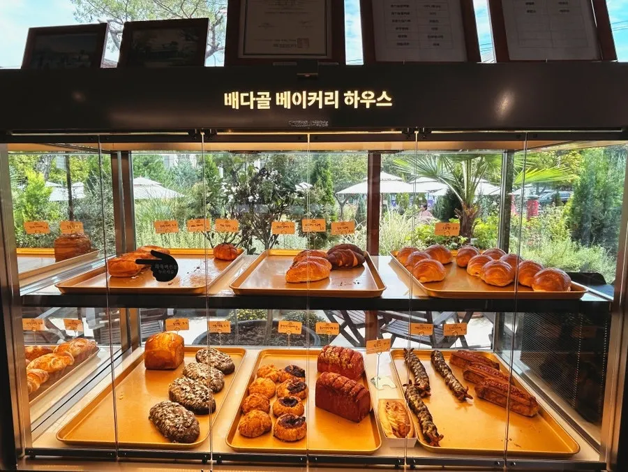 매장 한켠을 채운 베이커리 진열장