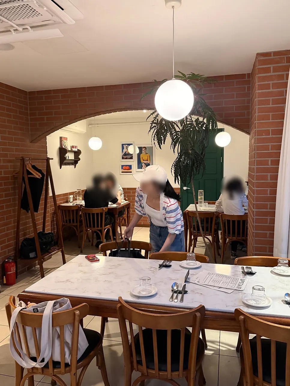 업스테어키친 밤리단길점 내부 좌석