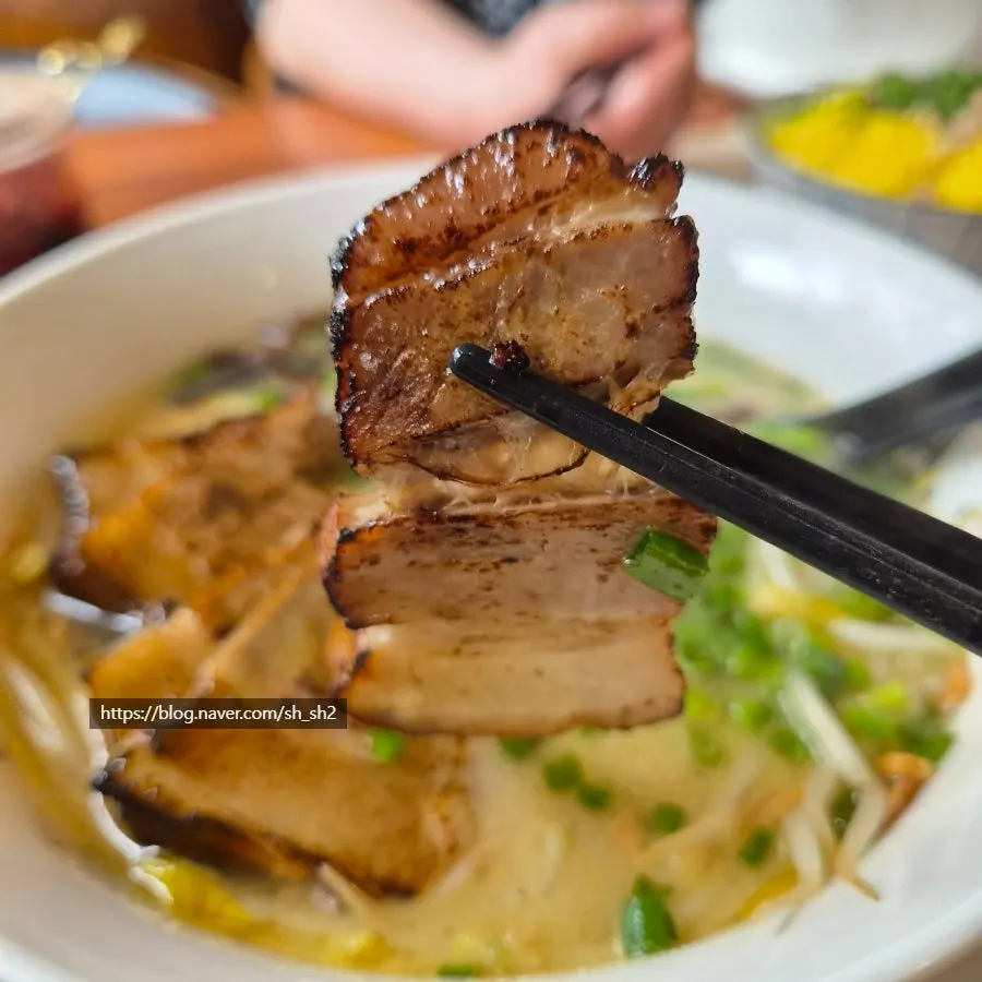토치로 구운 차슈가 올라간 라멘