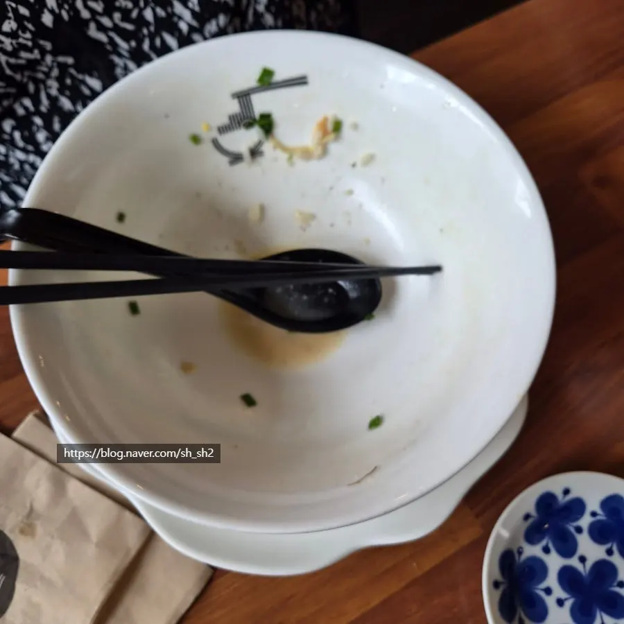 국물까지 비운 계단라멘 그릇