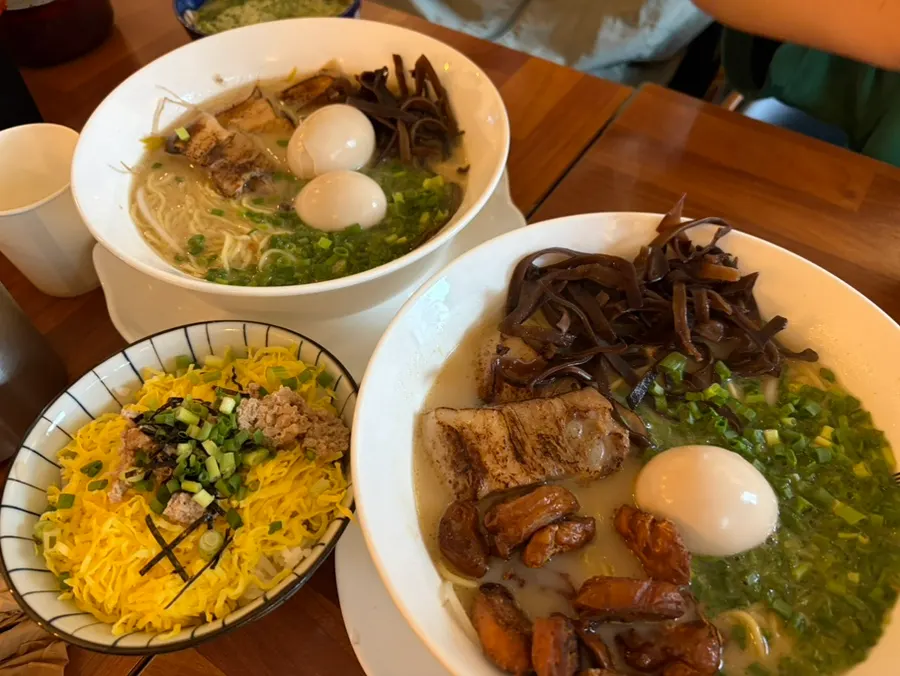 Motsu ramen and gyedan ramen served at the table