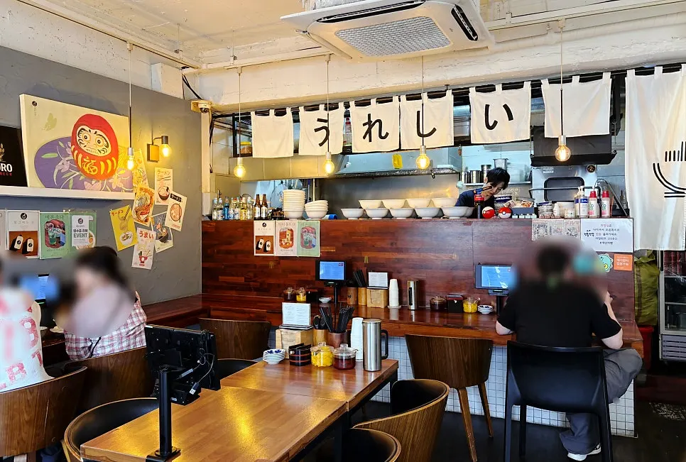 바 테이블이 있는 계단라멘 좌석