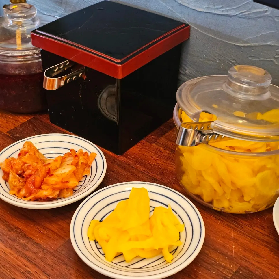 기본 반찬으로 나온 김치와 단무지