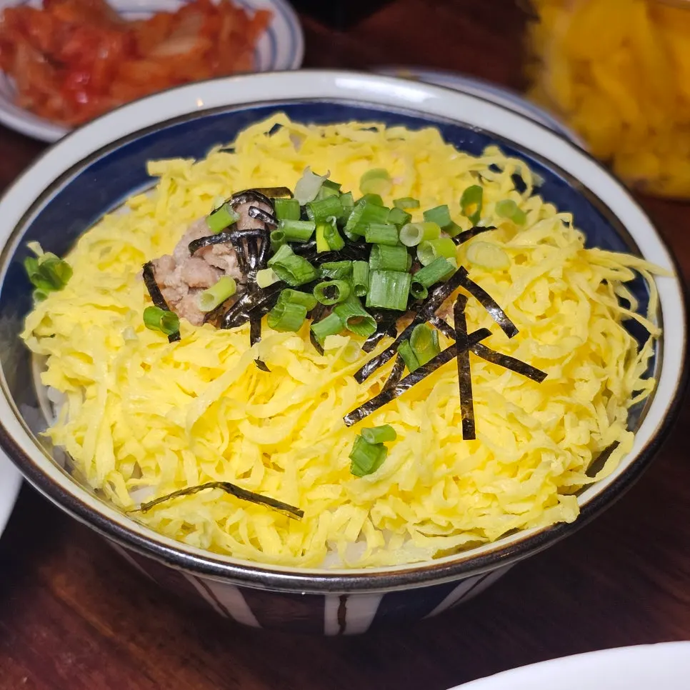 계란 지단이 올라간 다마고밥