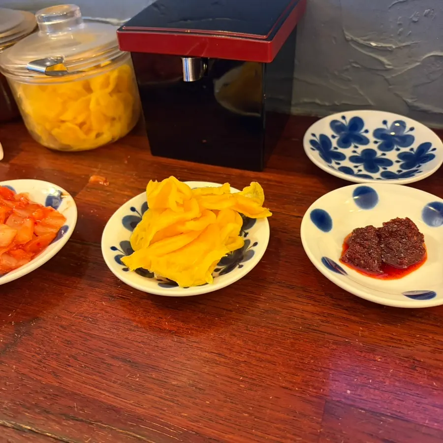 Basic side dishes of kimchi, danmuji, and dadaegi