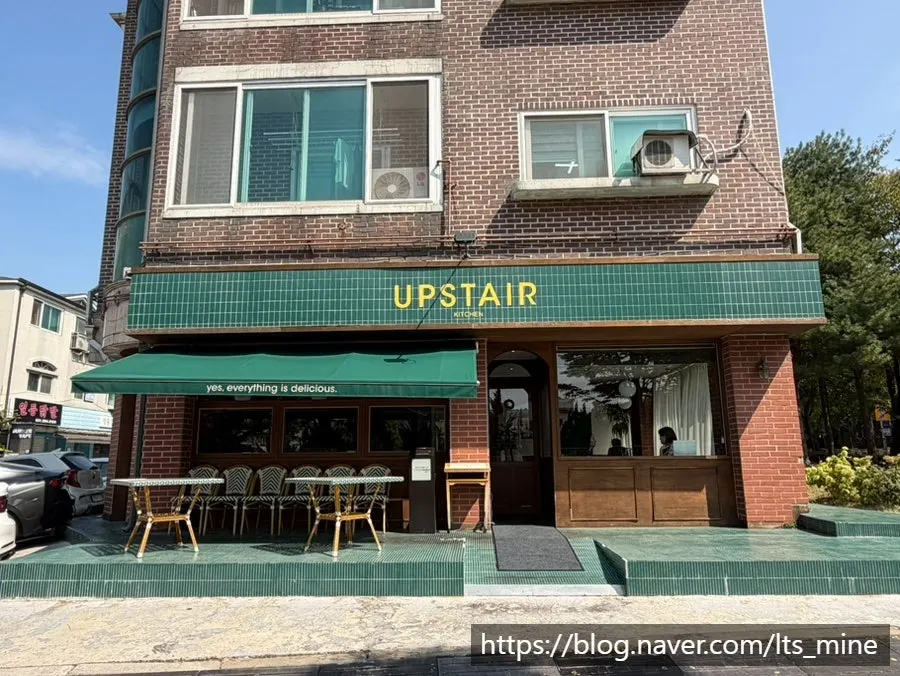 초록색과 브릭 벽돌로 꾸민 업스테어키친 외관