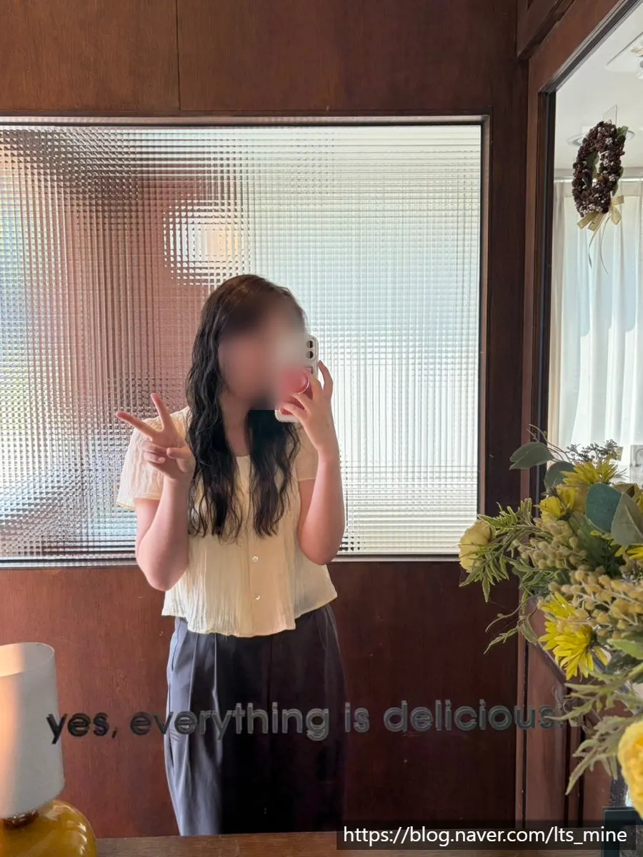 출입문에 있는 문구 적힌 반신 거울 포토존