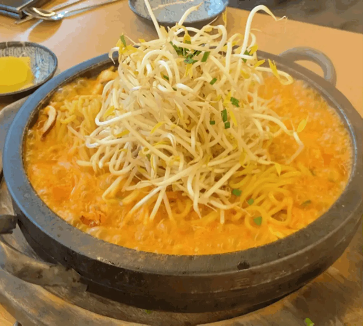Stone-plate dol jjamppong piled with a mountain of bean sprouts