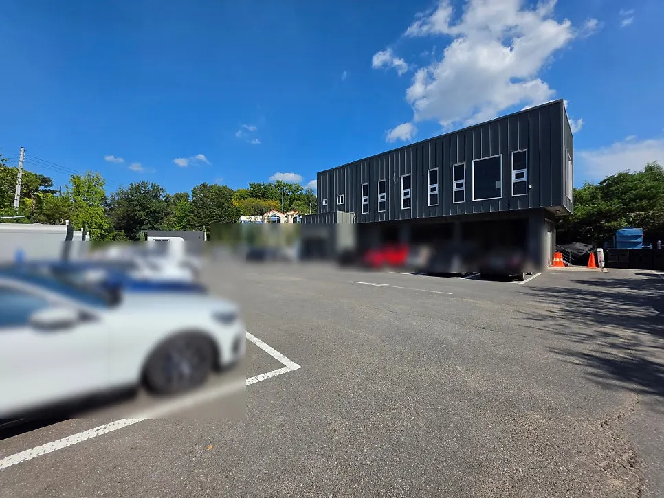 Baedagol Bakery House's ample parking lot