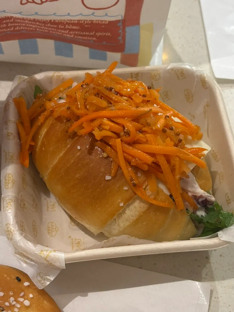 Carrot râpée chicken salt-bread sandwich