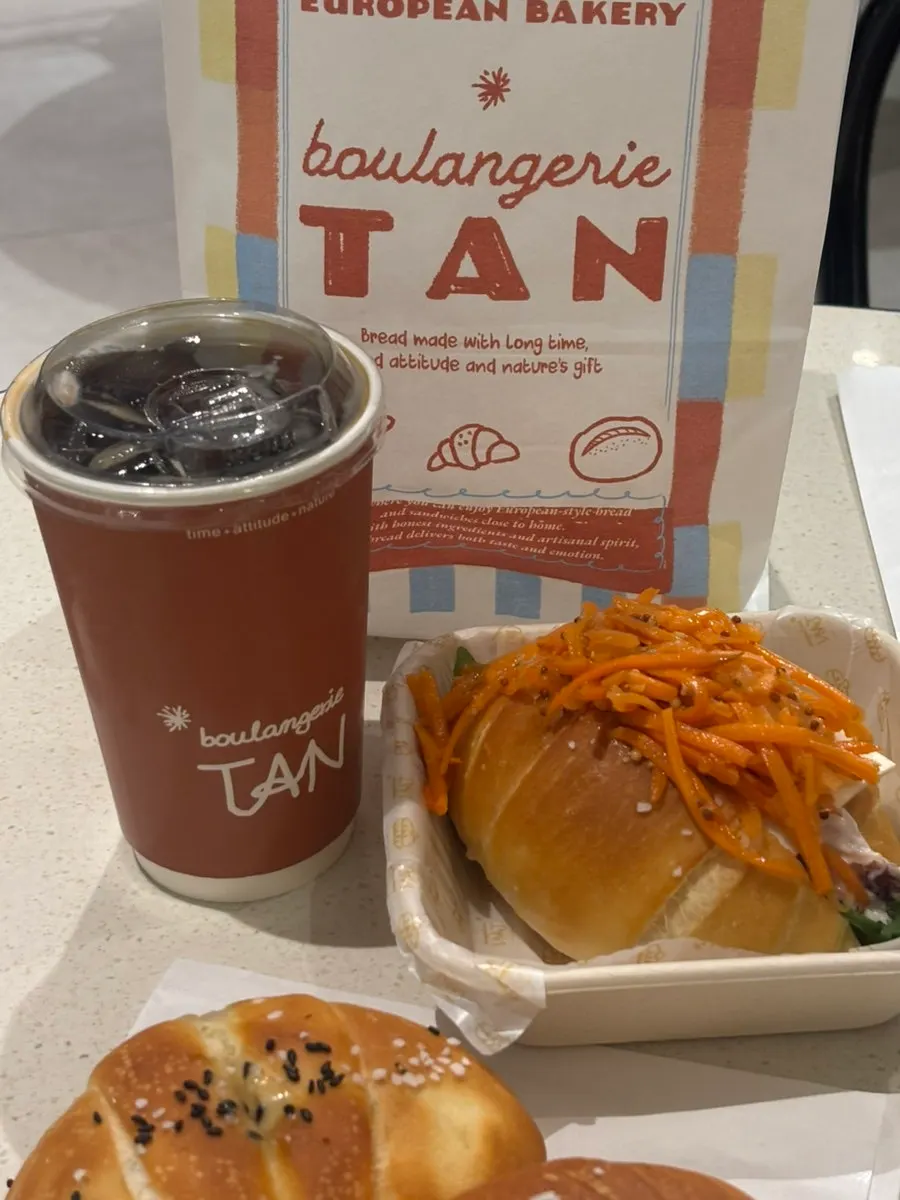 Iced Americano and sandwich