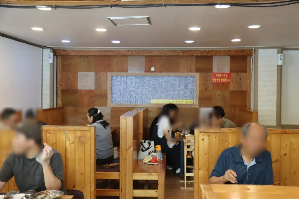 お客さんでいっぱいの店内