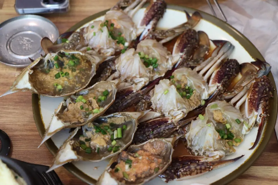 Plate of soy-marinated and spicy marinated crab