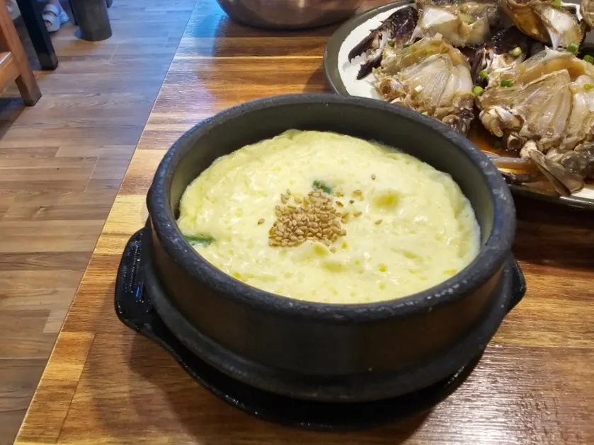 Refillable flying fish roe and marinated crab