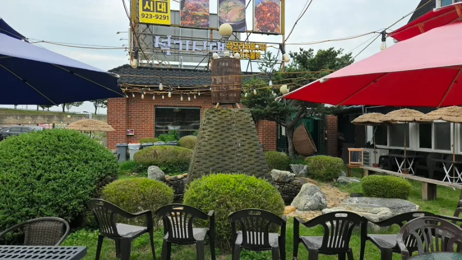 Relaxed weekend afternoon view of Seokgi Sidae's entrance