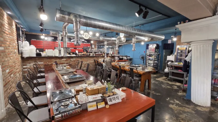 Seokgi Sidae's interior hall with plenty of tables
