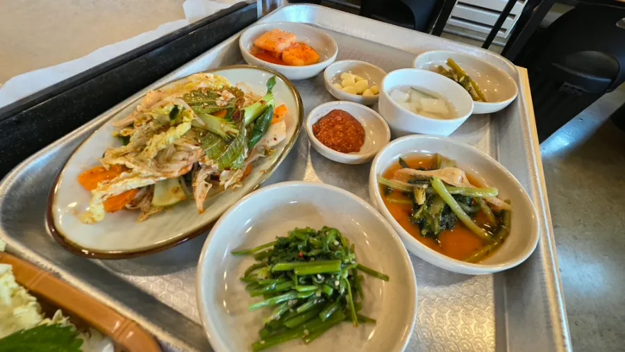 Six or more side dishes served at Seokgi Sidae
