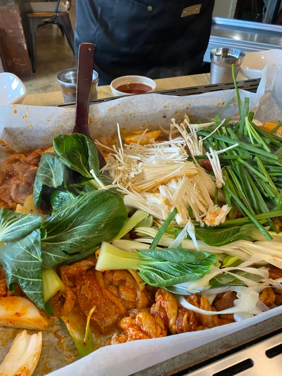 야채가 듬뿍 올라간 철판
