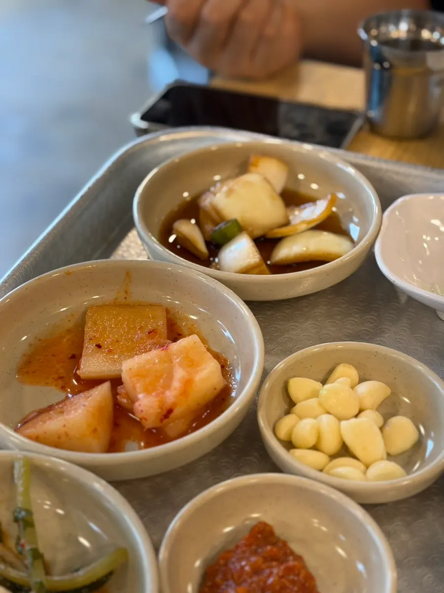 Varied side dishes for duck bulgogi