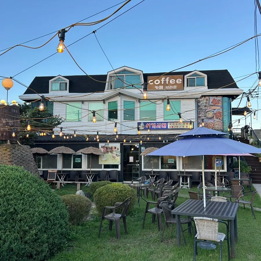Seokgi Sidae's large parking lot and first-floor restaurant space