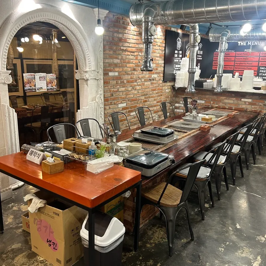 Seokgi Sidae's terrace and spacious indoor dining area