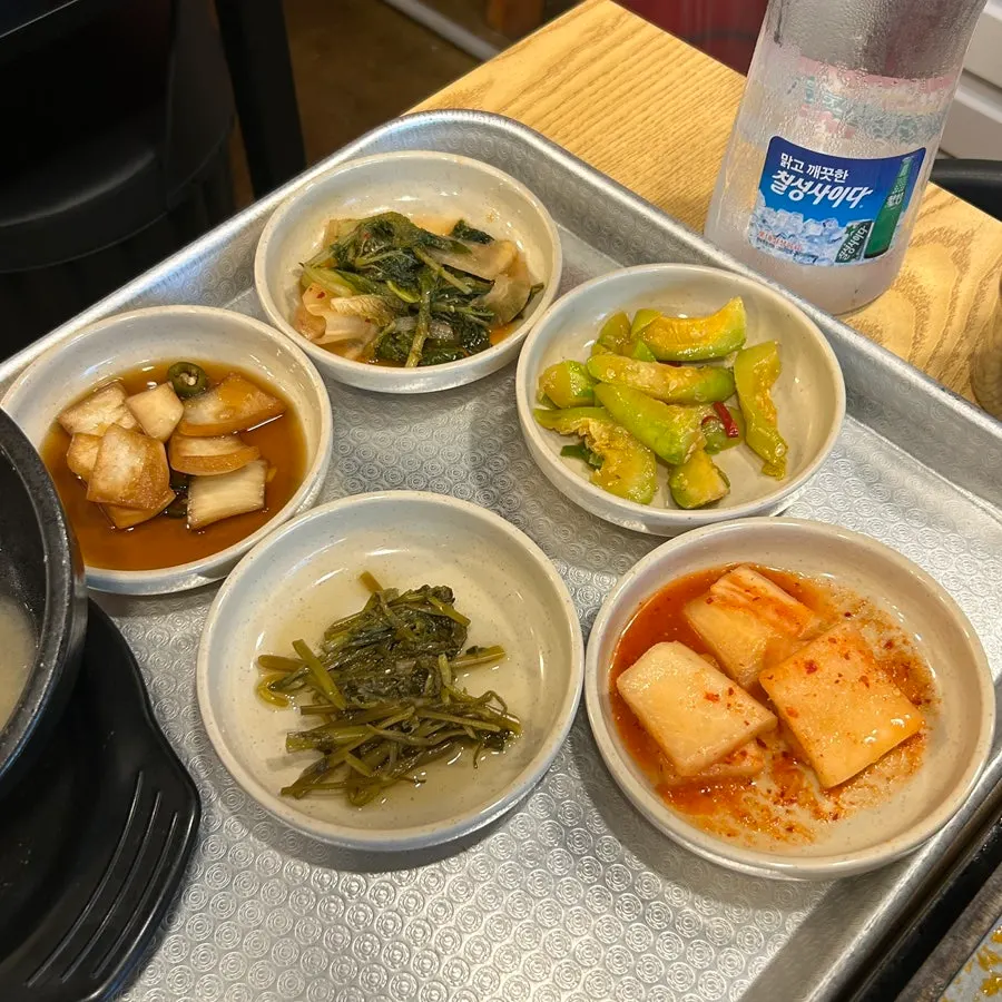 Side dishes served after ordering the small spicy stir-fried duck