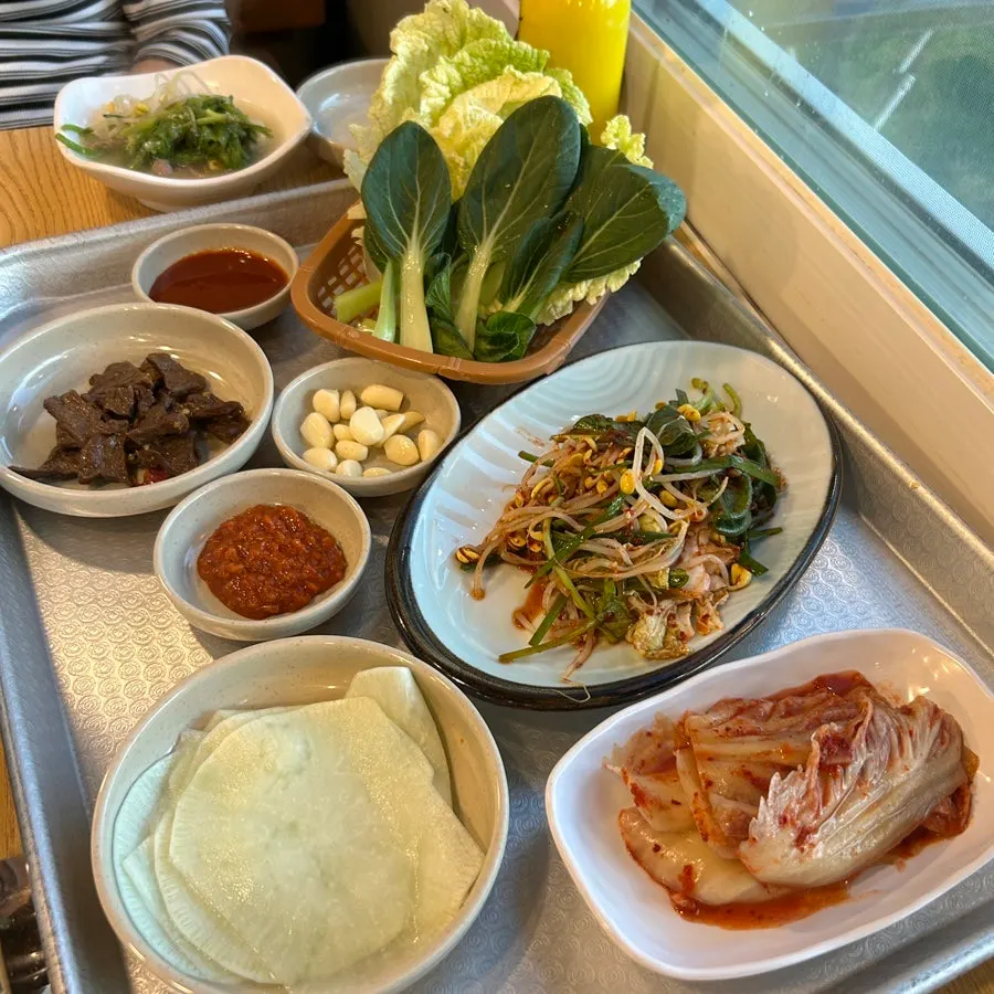Side dishes served with the small spicy stir-fried duck order