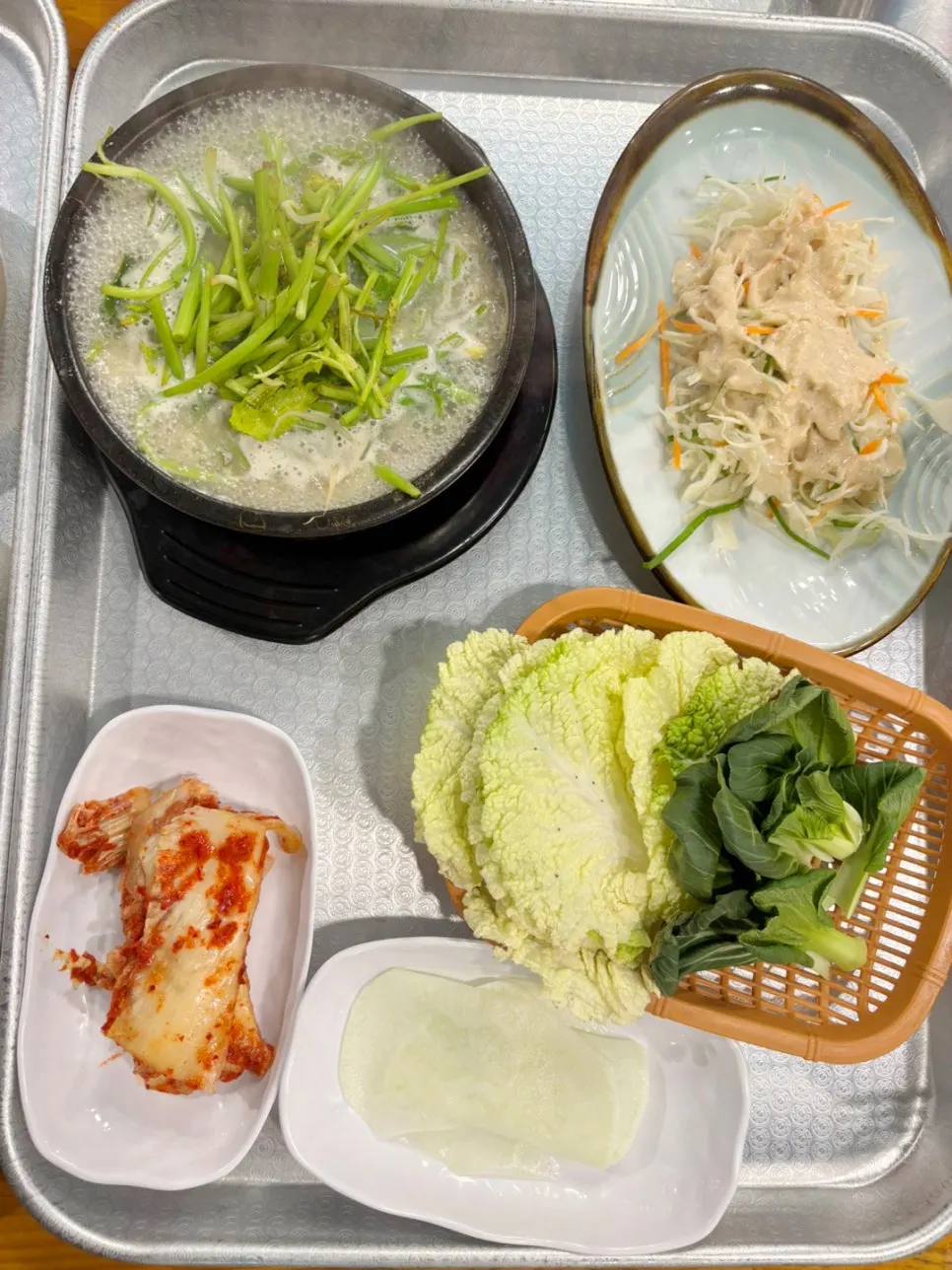 쌈채소와 오리탕이 포함된 기본 상차림