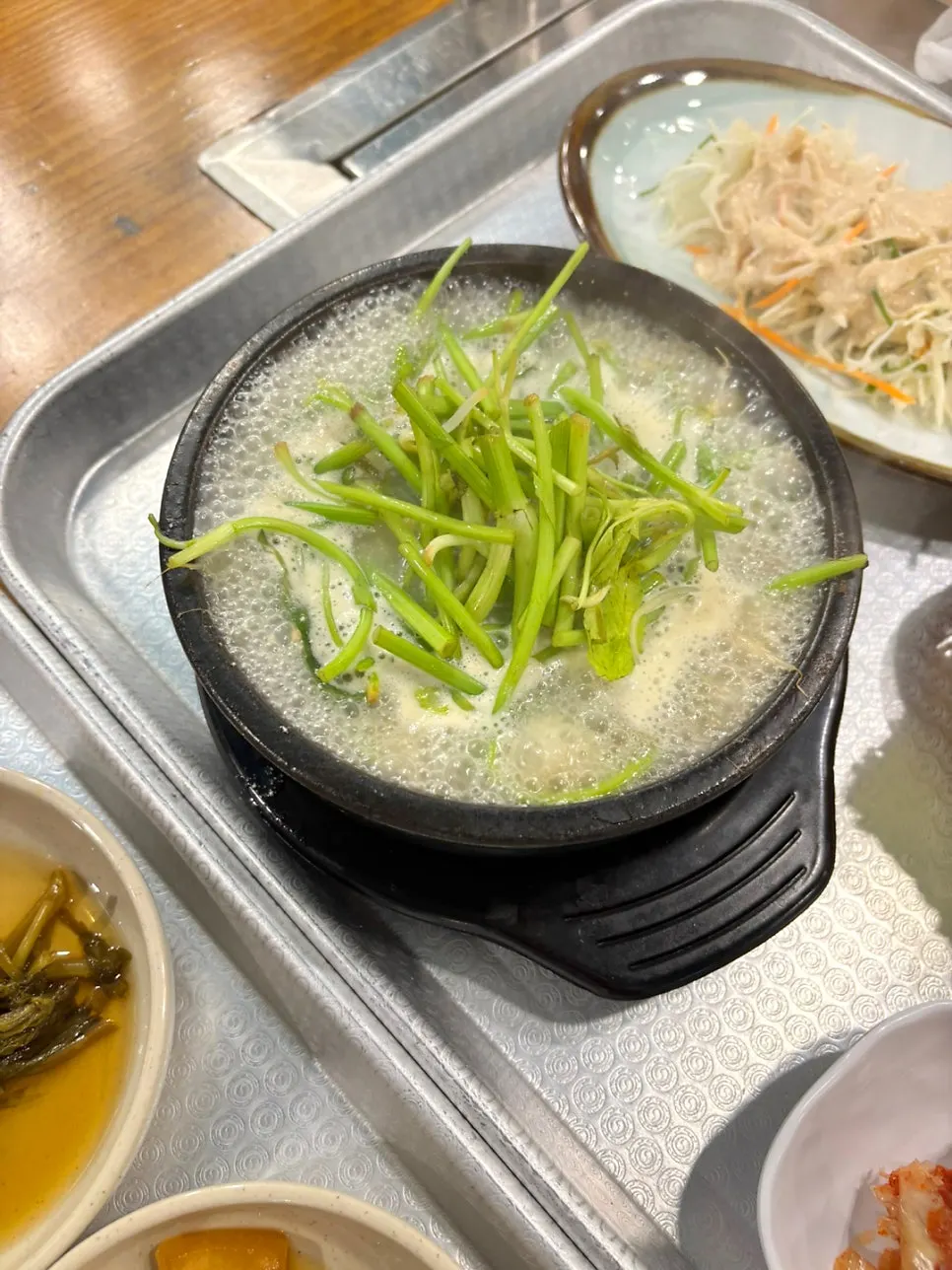 콩나물과 미나리가 들어간 오리탕