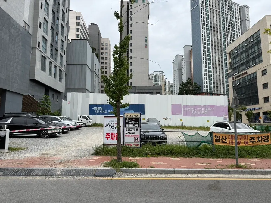 Parking area at the Siksa Branch building