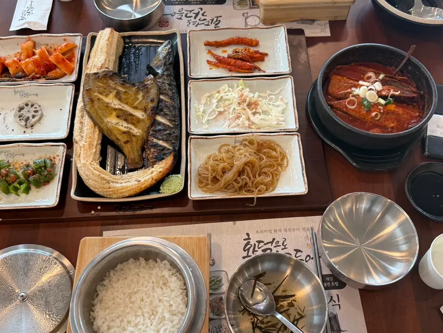 Soft seaweed soup and side dishes