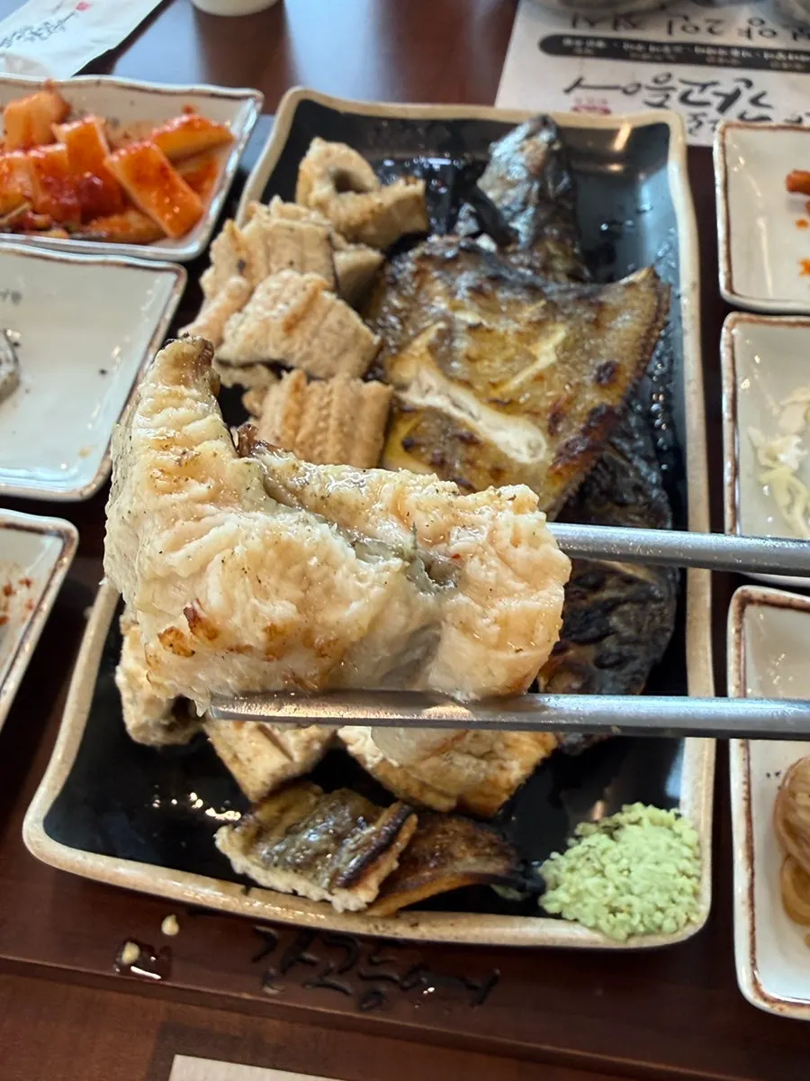 Pot-cooked rice and grilled-fish set spread