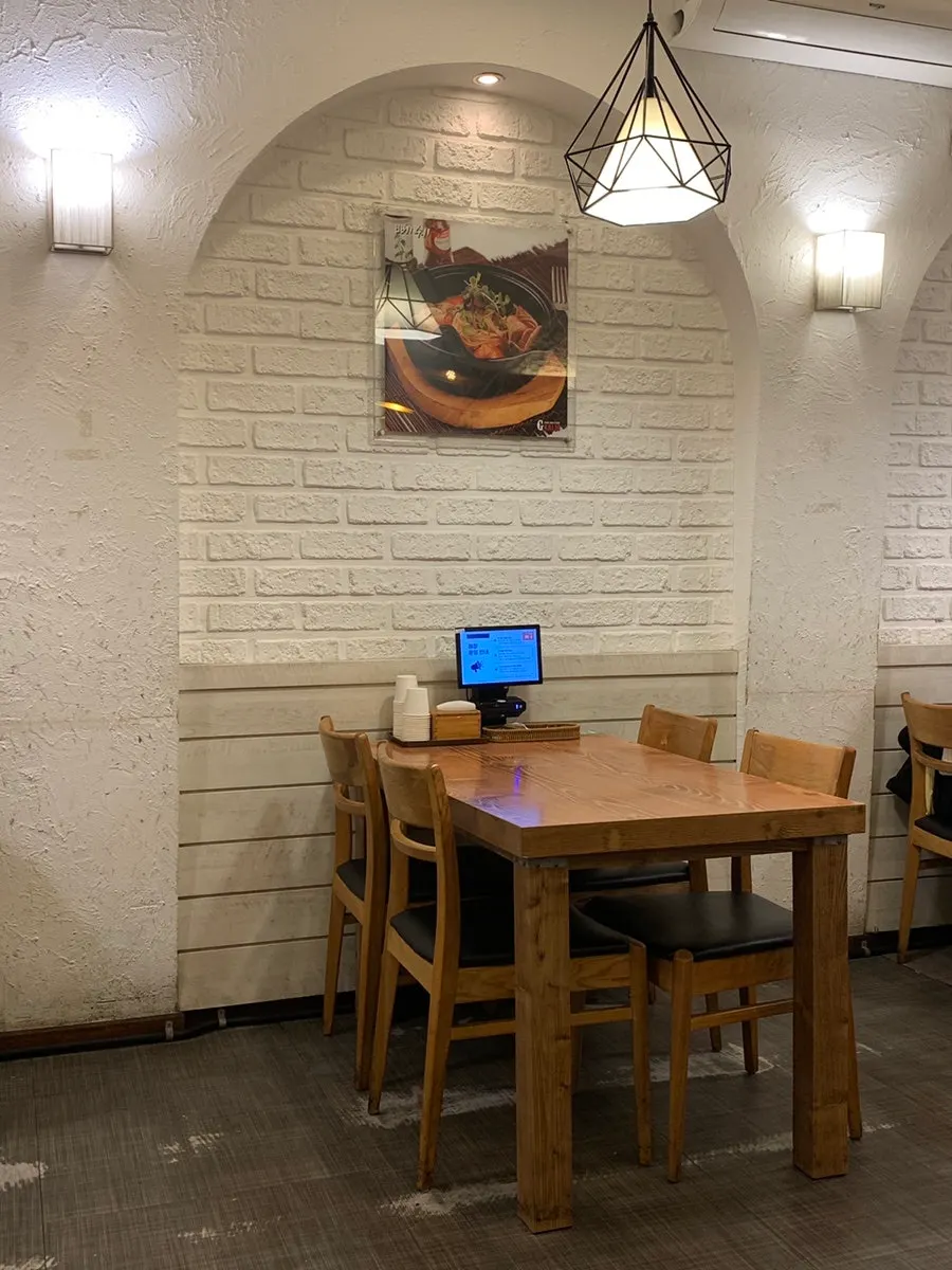 Interior kedai yang cerah dan bersih