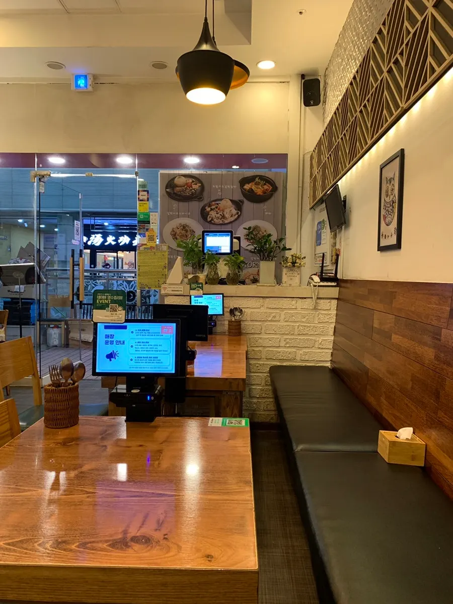 Interior kedai bertona kayu dan putih