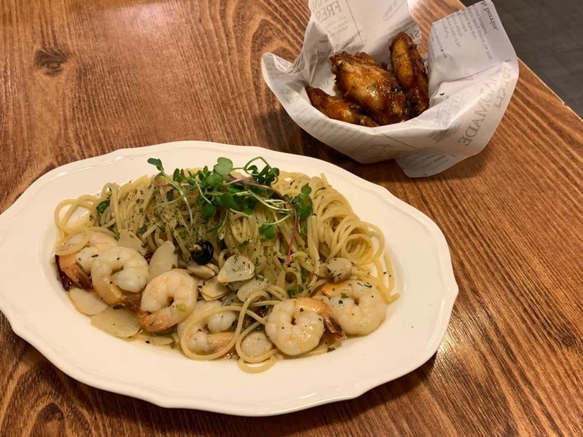 Set hidangan Garlic Shrimp Aglio Olio dan Buffalo Wing