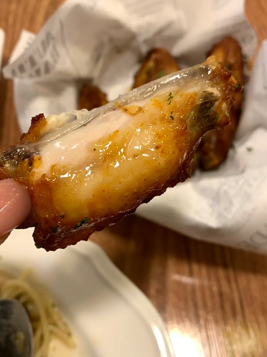Buffalo wing bersama tisu basah