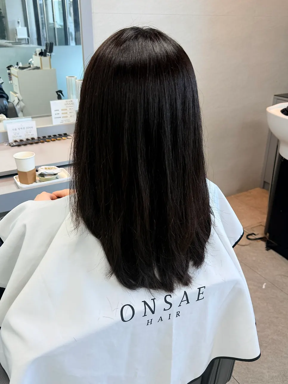 볼륨매직 후 차분하게 정돈된 머리