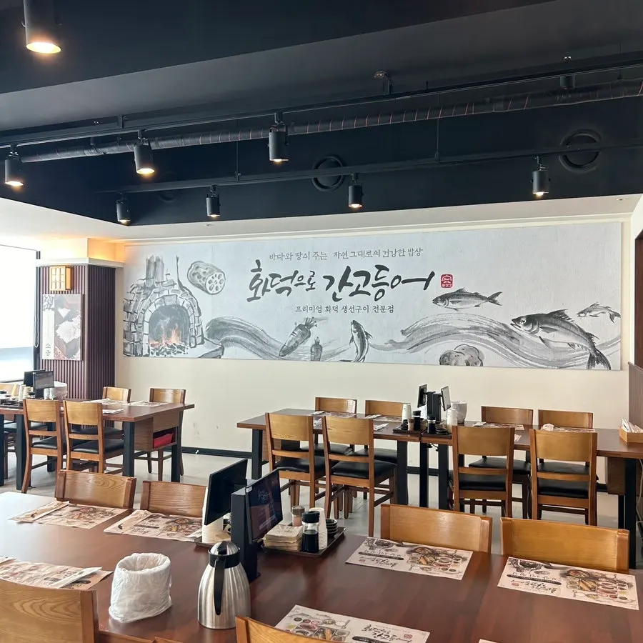 Spacious, comfortable dining room seating and tables