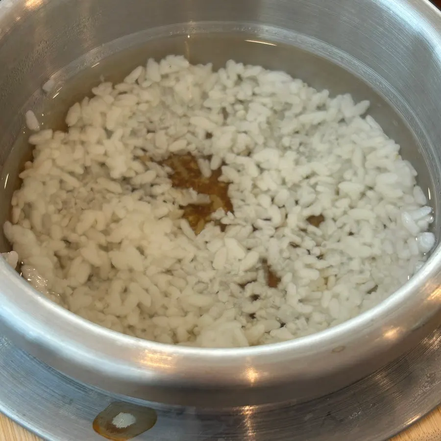 Nurungji scorched rice tea dessert made from pot rice