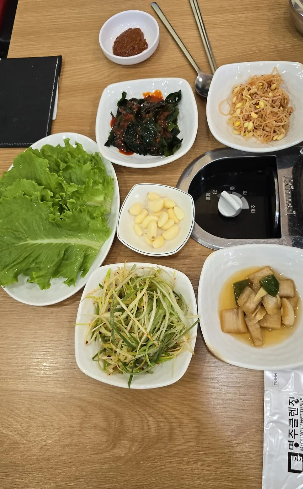 고기와 함께 나온 기본 반찬 상차림