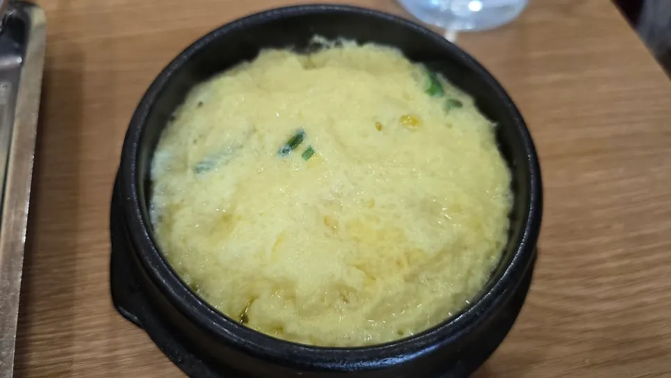 상추와 곁들임 반찬 접시들