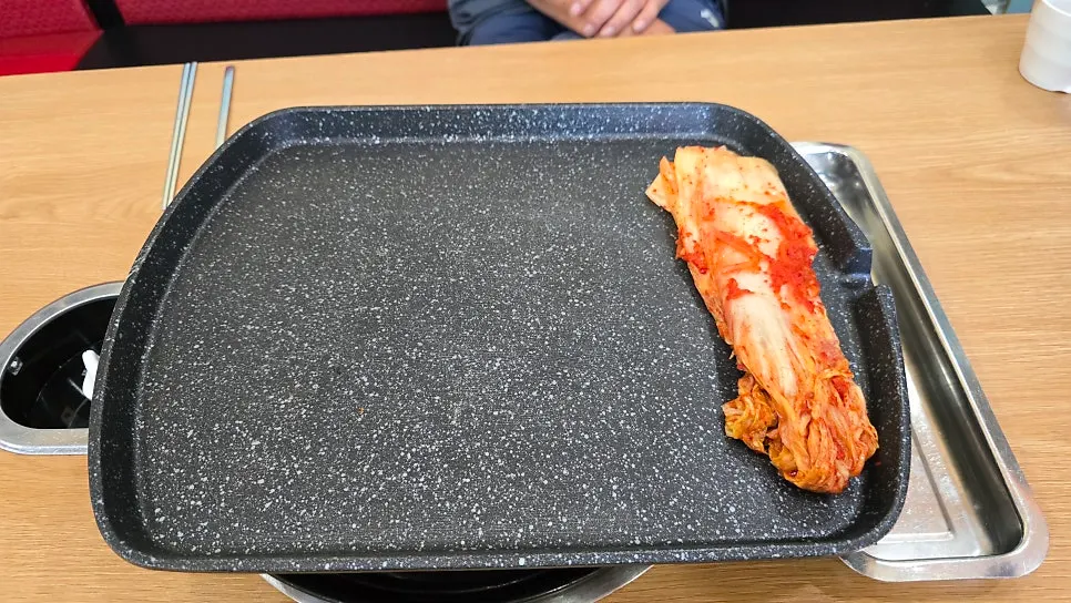 콩나물무침과 파채무침 등 반찬 클로즈업