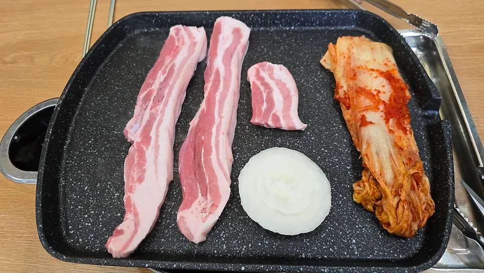 고기 나오기 전 반찬이 놓인 테이블