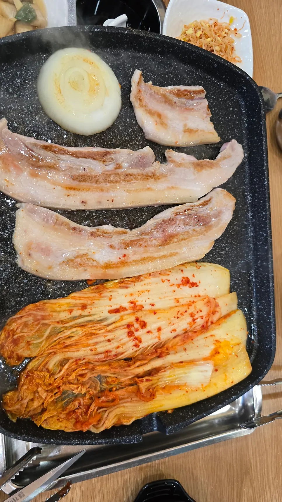 불판 위에서 구워지는 오겹살