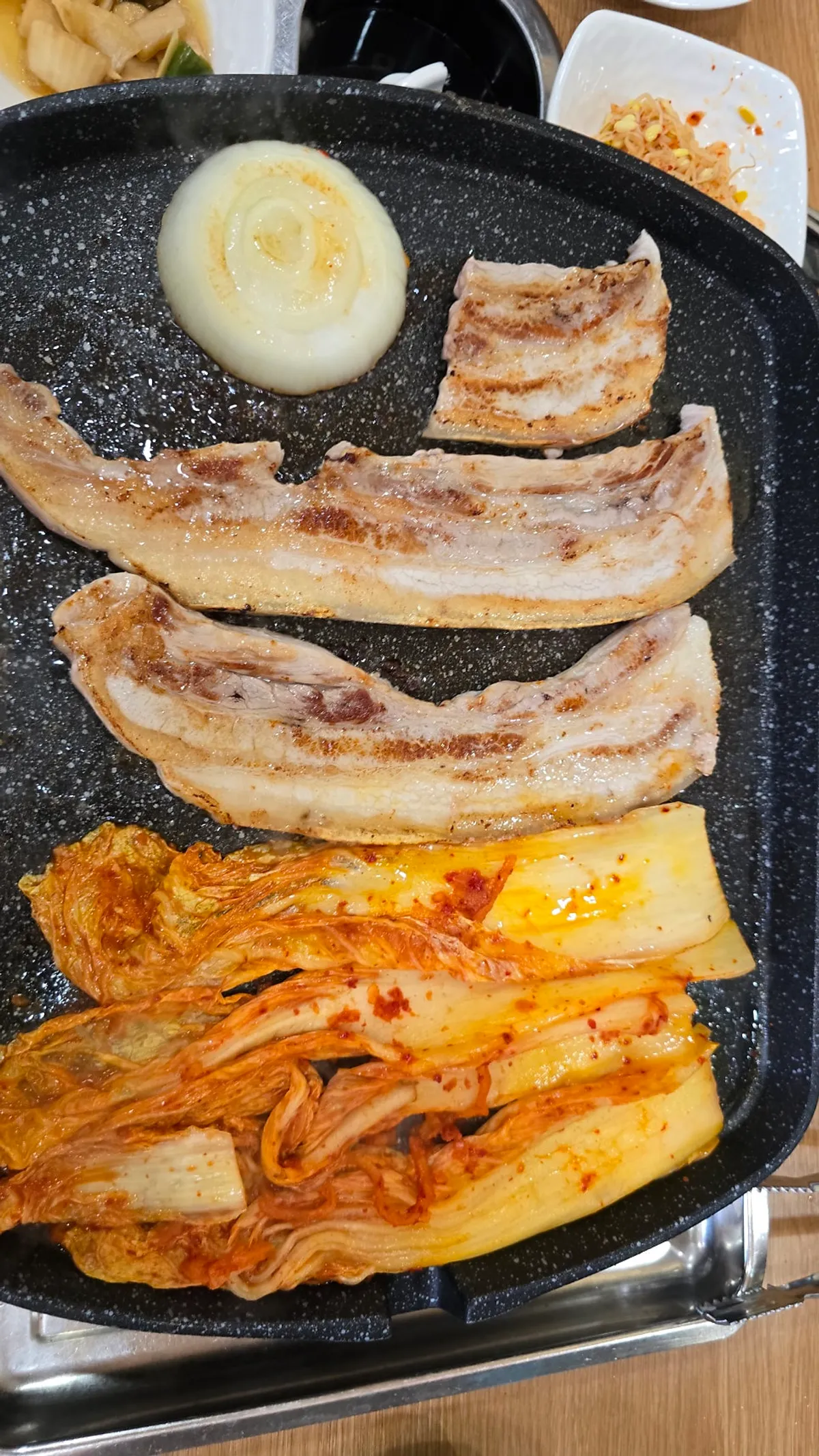 노릇하게 익어가는 두툼한 오겹살